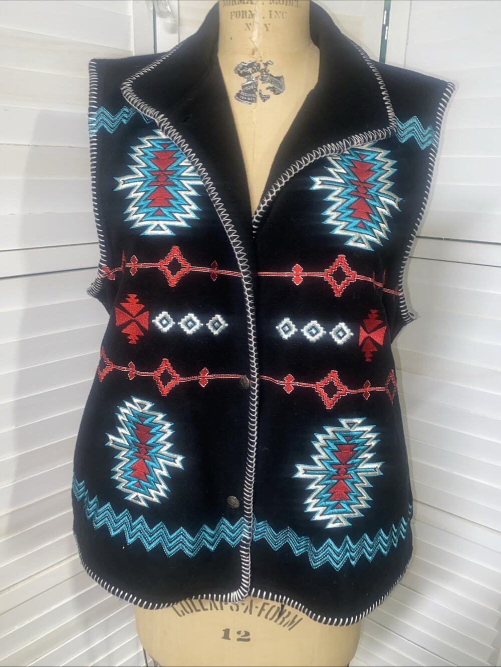 OUTBACK TRADING COMPANY Women’s Embroidered Fleece Vest Southwest Aztec X-Large